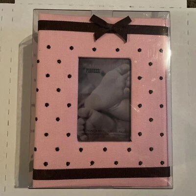 Álbum de fotos con marco de tela Pioneer Baby Dot 4"X6" - rosa/marrón Foto 1 de 4