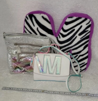 Cartera Justicia Bolso Almohada Letra "M" Lote Lentejuelas Abatibles Claire's  Foto 1 de 4