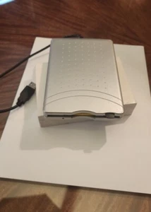 Dynex Slim USB External Floppy Disk Drive DX-EF101 3.5" Diskette Drive - Afbeelding 1 van 4