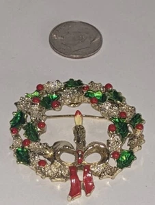 "Broche de Navidad de Colección Corona de Acebo a la Luz de las Velas Tono Dorado Rojo Verde Esmalte Pin 1,5" - Imagen 1 de 5