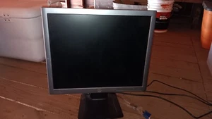 HP E190i IPS Display 19" LCD Monitor mit Netzkabel, VGA Kabel gebraucht - Bild 1 von 3