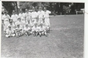 RETRATO DE BÉISBOL TORCIDO FOTOGRAFÍA ENCONTRADA de Colección bw Instantánea Original 96 21 D - Imagen 1 de 1