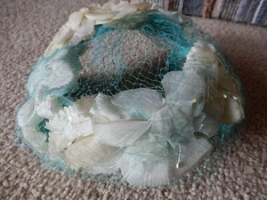 VINTAGE 1950's LADIES HAT AQUA BASE WITH LACE WHITE FLOWERS CHAP-ETTE BY HOWITT - Picture 1 of 8