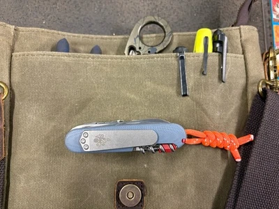 Multiherramienta Prometheus Design Werx Custom Victorinox Swiss Champ con herramientas EDC Foto 1 de 4