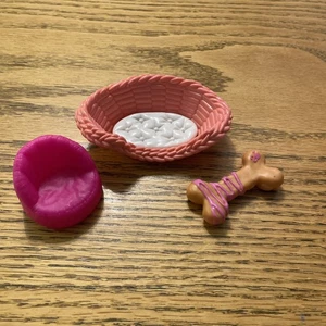 Barbie Puppe Diorama rosa kleines Haustier Hundebett, Stuhl, Bett und Knochen - Bild 1 von 9