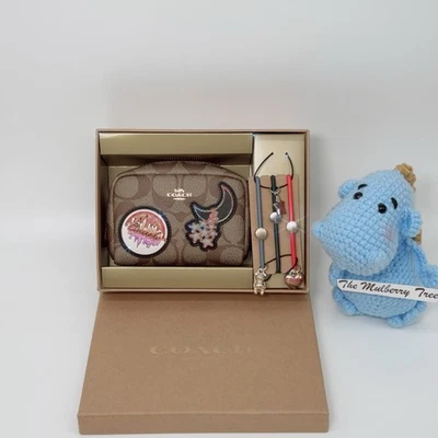 Mini estuche cosmético Coach C6996 en caja lazos para el cabello parches discoteca oso térmico conjunto de regalo Foto 1 de 4