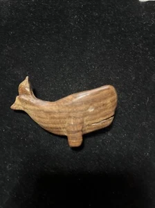 "Broche prendedor de ballena de madera artesanal de 3"" arte popular marino" - Imagen 1 de 4