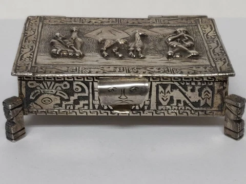 VINTAGE PERU STERLING SILVER FOOTED AND HINGED BOX INCA - MAYA - AZTEC DESIGN Cover