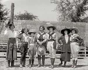 Fotos de rodeo vintage de vaqueras Cheyenne Frontier 8 x 10 - Imagen 1 de 1