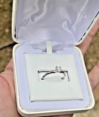 Anillo de compromiso solitario de oro blanco de 14k - tamaño 6,5 - diamante de 1/4 ct Foto 1 de 4