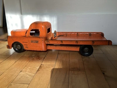 Vtg 1950s Structo Toy 20” Orange Flatbed Tow Truck Pressed Steel W/ Chain & Hook - Image 1 of 4