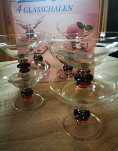 4 Glasschalen mit buntem coloriertem Stiel - Dessert Eis Cocktail - Bild 1 von 3