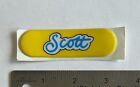 Sticker nom gonflé vintage - Scott - jaune années 1980 (veuillez lire desc.) 3" x7/8"