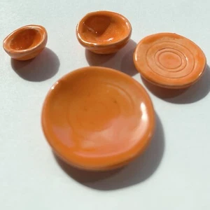 Vajilla naranja para casa de muñecas a escala 1:12 de gres hecha a mano - Imagen 1 de 6
