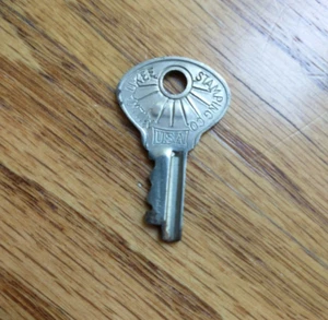 Valigia vintage Milwaukee Stamping Co numero chiave bagaglio 1625 - Foto 1 di 2