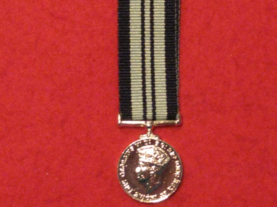 Miniature India Service Medal 1939 1945 in Mint Condition with ribbon WW2 Era - Image 1 of 1