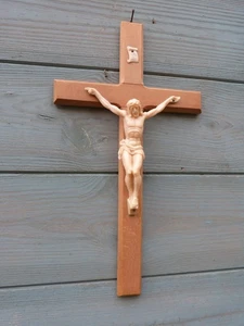 VINTAGE KRUZIFIX ALTARKREUZ WANDMONTAGE HOLZ FRÜHE KUNSTSTOFF KIRCHE KAPELLE (D) - Bild 1 von 9