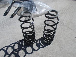 2020-2025 Jeep Gladiator Rear Coil Springs LH & RH Pair Set 68607528AA OEM - Bild 1 von 2