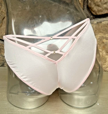 Victoria's Secret MUY SEXY Pierna Alta Satén Cheeky Panty Talla L ROSA SUAVE NUEVO CON ETIQUETAS Foto 1 de 3