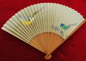 VINTAGE ORIENTAL 8 3/4" FOLDING BAMBOO FAN ~ PAPER WITH BIRD PICTURE ~ PRISTINE - Picture 1 of 7