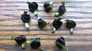 10 piccoli nastri di raso boccioli di rosa nera larghi 20 mm - Foto 1 di 1