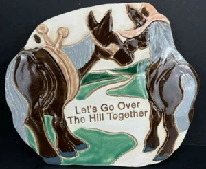 Placa de pared decoración de caballos de cerámica Smokey Mountain Lets Go Over The Hill Together - Imagen 1 de 6