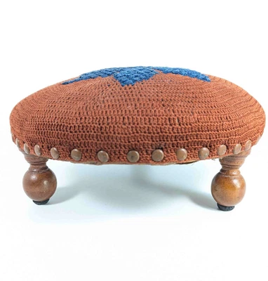 Antiguo reposapiés victoriano patas torneadas de nogal tapicería original de ganchillo Foto 1 de 4