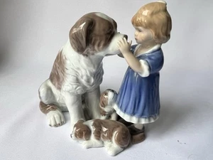 Figura Real Copenhagen Perro San Bernardo, con cachorros y niña, 361, en muy buena condición - Imagen 1 de 7