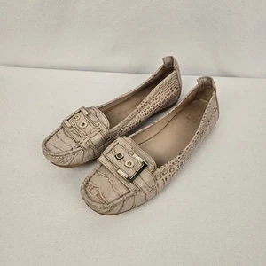 Mocasines para mujer Stuart Weitzman 8M cuero beige estampado de cocodrilo hebilla clásicos  - Imagen 1 de 12