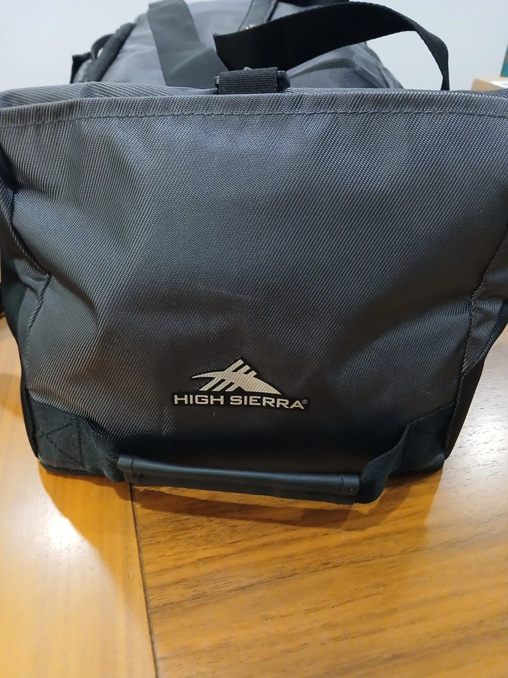 Bolsa de viaje impermeable High Sierra de 25,6 pulgadas Foto 1 de 4