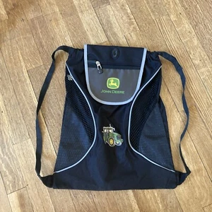 John Deere Rucksack Kordelzug mit Klappe schwarz Nylon 13" x 17" neu ohne Etikett - Bild 1 von 13