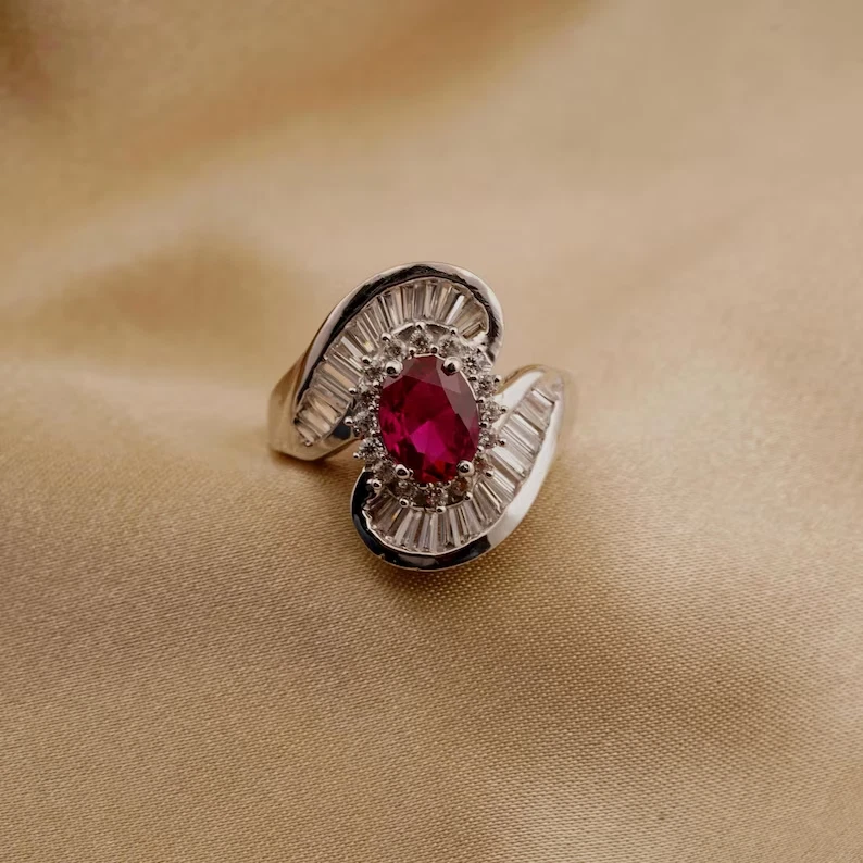 Anillo de mujer de piedras preciosas de rubí rosa creado en laboratorio de corte ovalado de 1 quilate chapado en oro blanco de 14K Foto 1 de 4