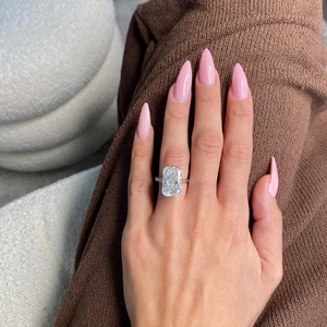 Anillo de boda de diamantes cultivados en laboratorio con certificación IGI de corte radiante de 7,00 quilates de oro blanco de 14 quilates - Imagen 1 de 10