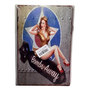 Bombs Away Era Dorada Pin Up Art Lata Envejecida 12" x 8" Letrero MEDIOS Nuevo Sellado - Imagen 1 de 1