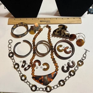 Lotto gioielli vintage con guscio di tartaruga finto 13 pezzi. Bracciali, collana, orecchini - Foto 1 di 8