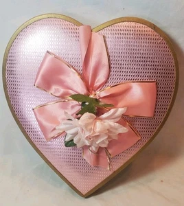 Corazón de San Valentín De Colección Caja de Caramelos de Chocolate Rosa Satinado Flor Brach’s Chocolates  - Imagen 1 de 16