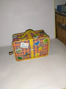 Alter Blech- Koffer-um 1950-mit Musik-grosse Puppenstube-Deko-Puppe- Bär - Bild 1 von 4