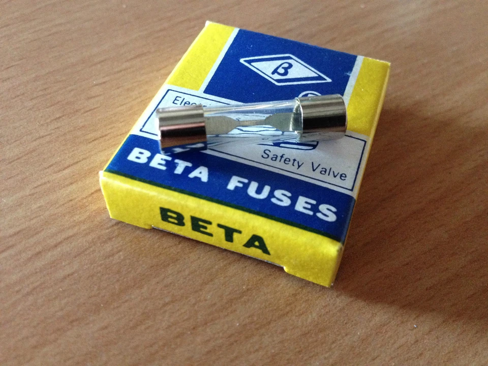 BETA FUSIBLE VERRE 7,5 AMPÈRE AUTOS ANCIENNES... MOTOS... SCOOTERS.... ETC....