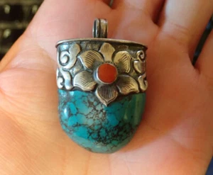 Smooth Turquoise Pendant in Sterling Silver with coral spot flower - Picture 1 of 2