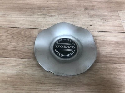 КОЛПАК СТУПИЦЫ ПЕРЕДНЕГО ИЛИ ЗАДНЕГО ЦЕНТРАЛЬНОГО КОЛЕСА VOLVO OEM 850 S70 C70 V70 СЕРЫЙ 1993-2000 2 - Изображение 1 из 4