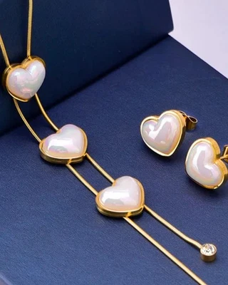 Conjunto de brincos e pingente de coração de amor corrente tom dourado strass 24" feminino - Imagem 1 de 4