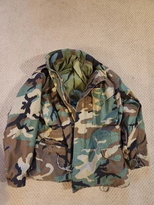Abrigo Ejército de Estados Unidos Clima Frío Campo Camuflaje Patrón Chaqueta Mediano Regular Con Capucha Foto 1 de 4