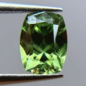 Natural Demantoid Garnet from the Urals, Russia – 0.69 Carats - GLC Certified.  - Picture 1 of 6