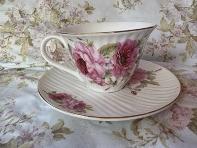 Taza de té y platillo floral rosa Grace Teaware Foto 1 de 4