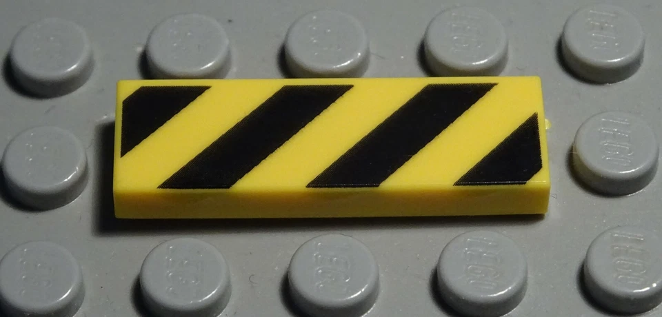 Lego Tile - Tile 1x3 With Decor Yellow Black (505 #) - Image 1 of 1