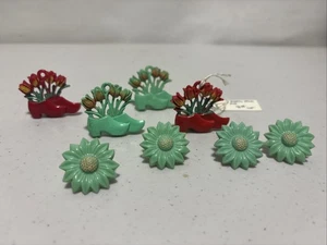 8 Vintage Plastic Thumb Tacks Push Pins Holland Clogs Klompin Tulips Daisy - Picture 1 of 15
