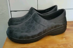 Crocs Clogs (Leopard Print) Slip On Shoes Black-Gray Slip Resistant Women Size 8 - Picture 1 of 6