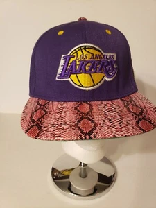 Jóvenes/Mujeres Los Angeles Lakers Mitchell & Ness Madera Dura Clásicos Snapback Sombrero - Imagen 1 de 21