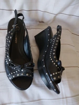 B Makowsky BM Sami Para Mujer 7M Cuero Negro Punta abierta Eslinga Trasera Cuña Tachonada  Foto 1 de 4