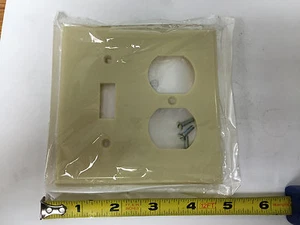 Leviton 86005 Wandplatte 2 Gang Knebel/Duplex (elfenbein)  - Bild 1 von 1